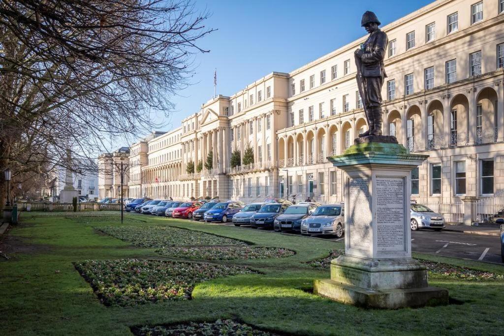 Apartment In The Heart Of Cheltenham/ Parking Exterior photo