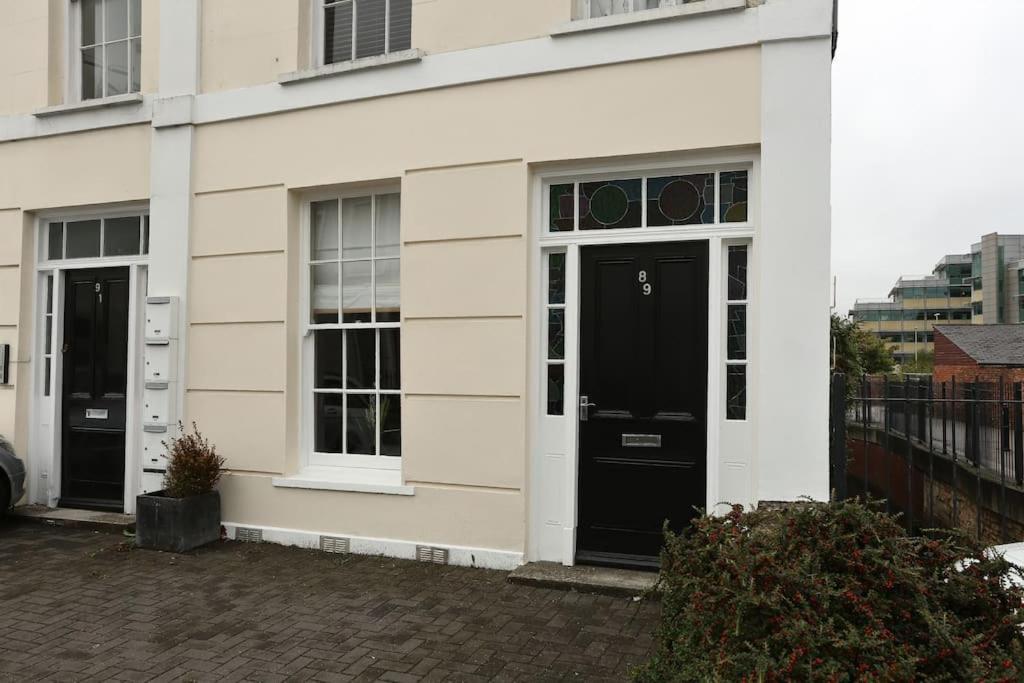 Apartment In The Heart Of Cheltenham/ Parking Exterior photo