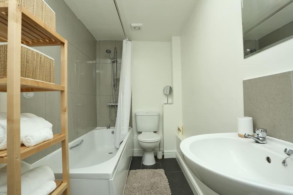 Apartment In The Heart Of Cheltenham/ Parking Exterior photo