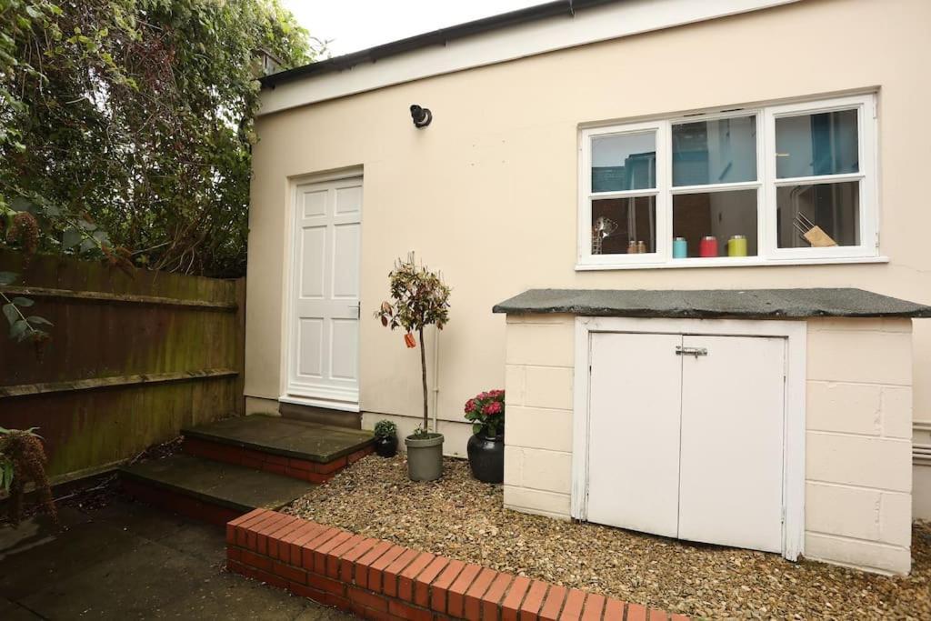Apartment In The Heart Of Cheltenham/ Parking Exterior photo