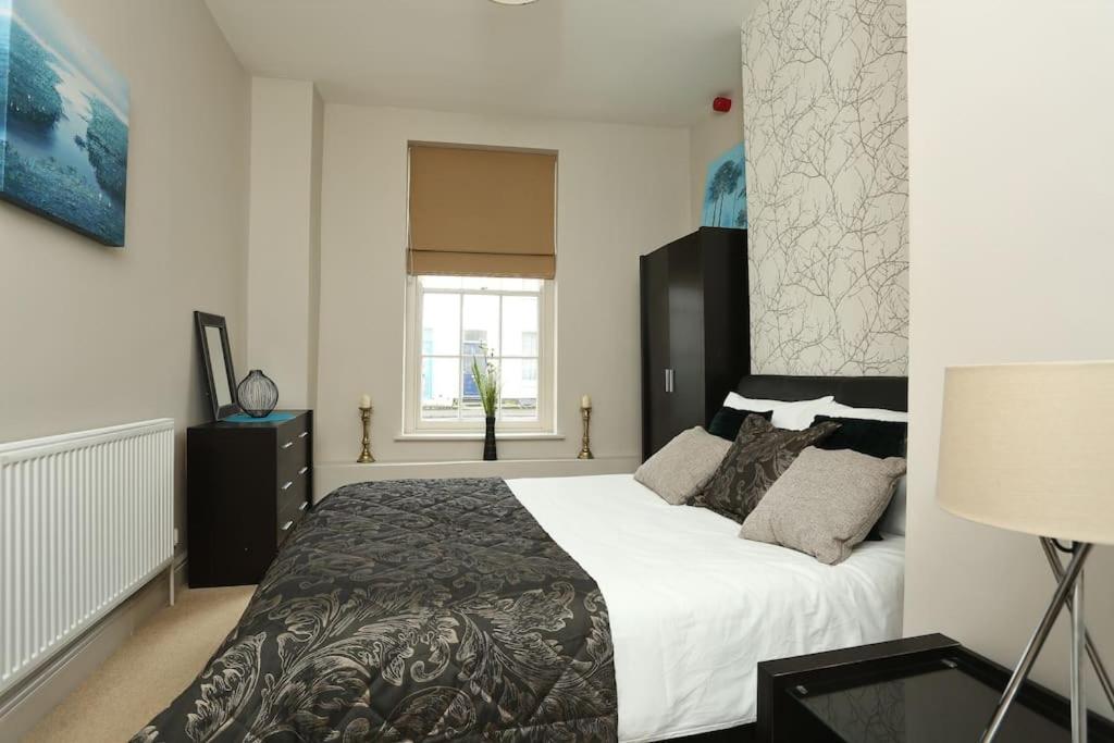 Apartment In The Heart Of Cheltenham/ Parking Exterior photo