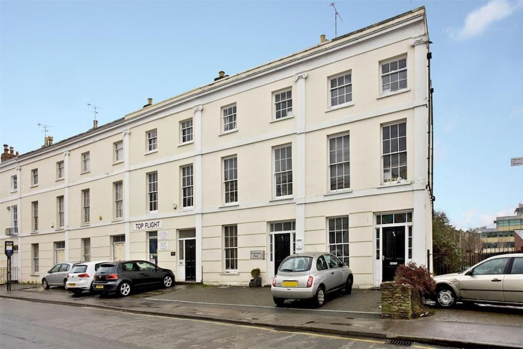 Apartment In The Heart Of Cheltenham/ Parking Exterior photo